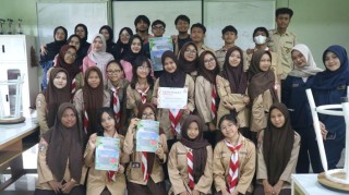 UPNVJ FIKES Students Educate on Basic Life Support and Cardiopulmonary Resuscitation Simulation at SMA 74 Jakarta