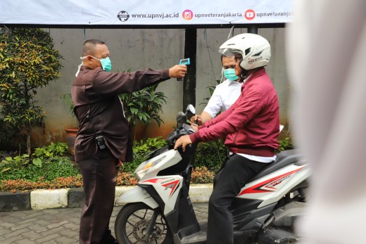 Cegah_Corona,_UPNVJ_Sediakan_Hand_Sanitizer_dan_Thermal_Scanner_(4).JPG