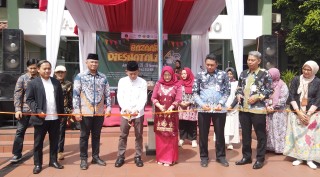 The Head of the UPNVJ DWP Opens the 48th Anniversary MSME Bazaar, Presenting 79 Innovative Tenants to Support Jakarta's Local Economy.