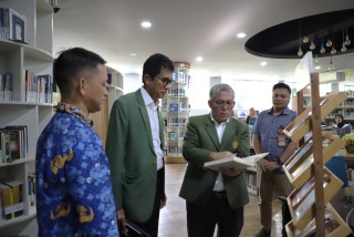 UPNVJ Chancellor Inspects FISIP Facilities, Ensures Student Learning Facilities Are Ready for Use
