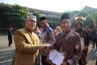UPNVJ Awards 15 Retired Employees on the 80th Anniversary of the Republic of Indonesia