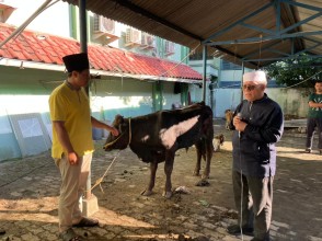 Prof. Anter Venus Participates in the UPNVJ Eid al-Fitr Sacrifice Ceremony