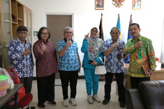 A Warm Atmosphere Filled with Appreciation Marks the Moment of the Acting Dean of FT UPNVJ's Gift Ceremony