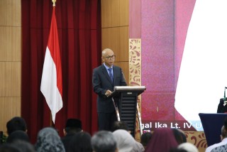 Prof. Dr. Reda Manthovani Highlights the Role of Prosecutor's Intelligence in Defending the Nation in the Digital Era at UPNVJ's 48th Anniversary