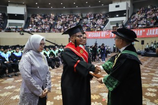From Legal Research to Pencak Silat, Fadhil Receives Mahardika Award at UPNVJ's 76th Graduation Ceremony