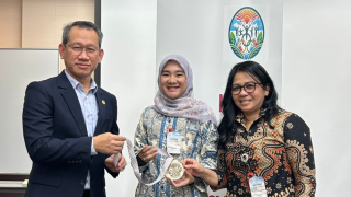 UPNVJ Lecturer Wins Best Presenter Award in Osaka, Japan