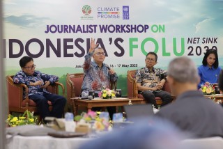 Prof. Anter Venus Presents Communication Strategy for Indonesia's FOLU Net Sink 2030