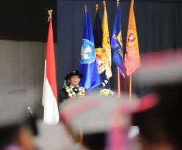 The Chancellor Emphasizes Graduate Competence and Character to Achieve a Golden Indonesia 2045 at the 75th Graduation Ceremony.