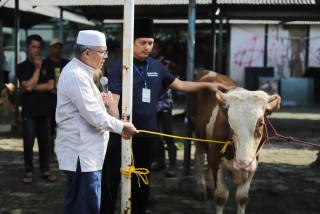 Celebrating Eid al-Adha 2025, UPNVJ Distributes Qurban Meat to the Community