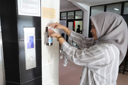 Cegah_Corona,_UPNVJ_Sediakan_Hand_Sanitizer_dan_Thermal_Scanner.JPG