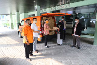 UPN Veteran Jakarta Sends Student Packages for New Students Batch 2020 Via Pos Indonesia
