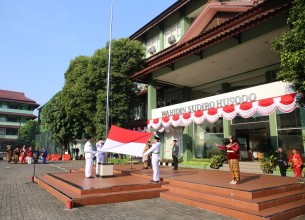UPNVJ Commemorates the 80th Anniversary of the Republic of Indonesia with a Flag Ceremony and Nusantara Fashion Show