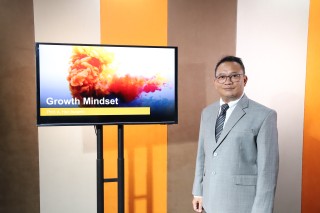 Prof. Acim Instills a Growth Mindset in New Students through UPNVJ's PROSPEKTIV 2026