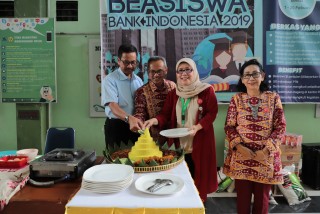 Students Enliven the Peak of the 26th FEB Anniversary Event