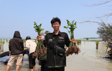 From Research to Action, UPNVJ Students Take the Lead in Protecting the Coast of Pari Island
