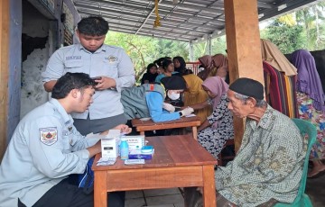 Following the Pandeglang Flood, UPNVJ Medical Faculty Students Educate and Treat Affected Residents