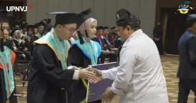 Rektor UPNVJ Serahkan 1.144 Wisudawan Wisuda ke-77 kepada Ikatan Alumni