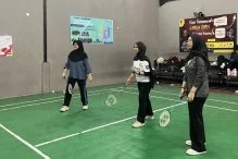 Ayunan Raket Penuh Keakraban Warnai Fun Games Vol. 3 HIMA D3 Sistem Informasi FIK UPNVJ