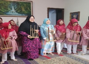 Kolaborasi Internasional Edukasi Kesehatan Lansia