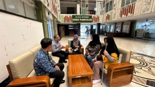 Perkuat Kampus Inklusif, UPNVJ Dampingi Mahasiswa Difabel Netra Jalani Perkuliahan