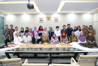Rektor UPNVJ Melepas Delegasi Mahasiswa FIK Ke Malaysia