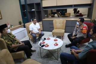 Kunjungan Kapolsek Cinere ke UPNVJ Bahas Vaksinasi