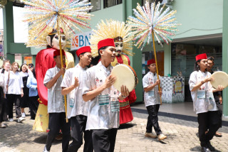 Ondel-Ondel Raksasa, Palang Pintu Sampai Makanan Tradisional Khas Betawi Ramaikan Opening Ceremony PMM Angkatan 4 UPNVJ