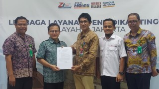 Wakil Rektor Bidang Akademik Terima SK Pembukaan Prodi Kajian Film, Televisi dan Media