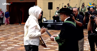 Rektor UPNVJ Serahkan Ijazah Dua Almarhumah Wisudawati kepada Keluarga pada Wisuda ke-76