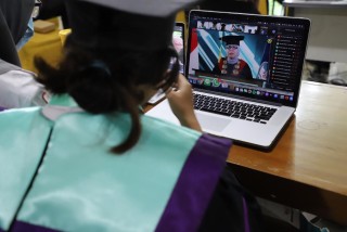 Ada Kejutan Give Away di Wisuda Ke-65 UPNVJ