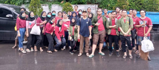 Mahasiswa UPNVJ Bersihkan Jakarta Pasca Bencana Banjir