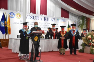 Kisah Haru Warnai Momen Wisuda Hari Kedua, Orang tua Gantikan Wisuda Anaknya yang Meninggal Dunia
