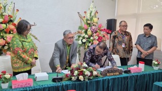 Rektor Bersama Dekan FH UPNVJ Tandatangani MoU dengan Unsrat