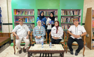 Mahasiswa HI FISIP UPNVJ Tampilkan Paparan Literasi Buku Mendidik Anak di Era Digital Saat Magang Kesbangpol Jakarta Selatan