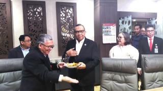 Rektor UPNVJ Serahkan Potongan Tumpeng ke Wamenaker di Puncak Dies Natalis ke-48