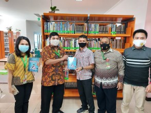 Tambah Kekayaan Pustaka, Dosen FIK Sumbang Buku untuk Perpustakan UPN Veteran Jakarta