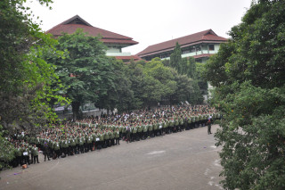 Upacara penutupan Pengenalan Kehidupan Kamis Mahasiswa Baru 2015/2016 UPNV Jakarta