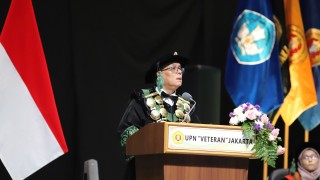 Wisuda Ke-77 UPNVJ, Rektor Anter Venus Dorong 1.944 Lulusan Berdaulat atas Pengetahuan di Era AI