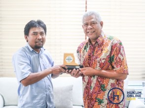 Aktif Menulis Isu Hukum, Guru Besar UPNVJ Wicipto Setiadi Raih Penghargaan Kolumnis Inspiratif