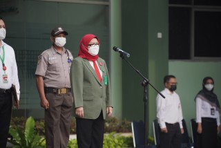 Rektor Sampaikan Perkembangan UPNVJ dalam Upacara Bendera