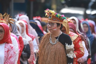 Kenakan Pakaian Adat Nusantara, Sivitas UPNVJ Teguhkan Persatuan pada HUT ke-81 RI