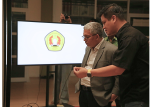 Rektor UPNVJ Berdiskusi dengan Doktor Disabilitas Pertama Indonesia di Pameran Fotografi KFTVM