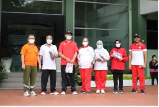 Hadiah Menarik Tutup Tahun, Rektor UPNVJ Meriahkan Senam Bersama dengan Beri Door Prize