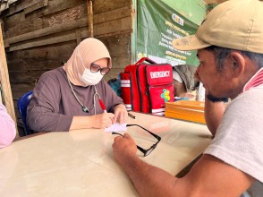 Tim PKM UPNVJ Lanjutkan Mobile Clinic dan Bagikan Donasi bagi Korban Banjir Aceh Utara