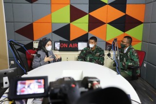 Pulang dari Latsarmil, Prajurit Komcad Bincang Santai dengan Humas UPNVJ