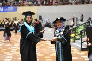 Dari Dusun Kecil di Cilacap, Malin Nur Aeni Mengukir Jejak Inspirasi di Panggung Wisuda ke-75 UPNVJ