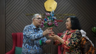Rektor UPNVJ Lepas Purnatugas Suharyati setelah 40 Tahun Dedikasi Membangun Institusi
