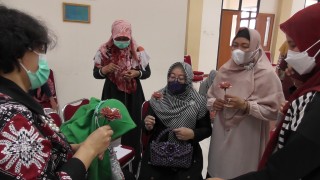 Pengabdian Masyarakat Tim Dosen FEB UPNVJ, Manfaatkan bahan Akrilik untuk Pengembangan Usaha