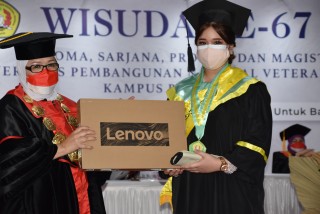 Apresiasi Prestasi Wisudawan, Rektor UPNVJ Beri Satu Unit Laptop