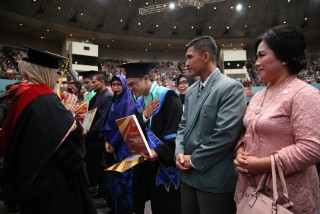UPNVJ Kembali Berikan Penghargaan Karya Mahardika pada Wisuda ke 64